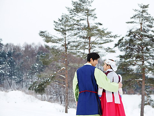 포토 JPG 주간 나무 식물 한국전통 커플 응시 계절 여자 명절 남자 커플라이프 겨울 어깨동무 서기 웃음 사람 동양인 손짓 상반신 20대 성인 야외 두명 한국인 눈 전통의상 한복 청년만 국내포토 자연요소 전통 라이프스타일 시선 기념일 포즈 관계 모션 날씨 한국 표정 인종 청년 성인만 파일형식