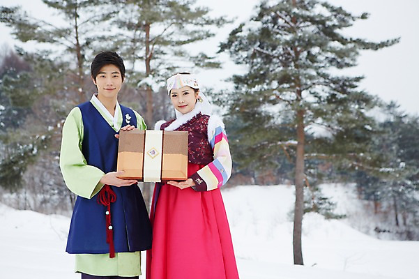 포토 JPG 주간 나무 식물 한국전통 커플 계절 여자 명절 남자 커플라이프 겨울 선물 서기 들기 사람 동양인 상반신 20대 성인 야외 두명 선물상자 상자 한국인 눈 전통의상 한복 청년만 국내포토 자연요소 전통 라이프스타일 기념일 관계 모션 날씨 한국 인종 청년 성인만 파일형식