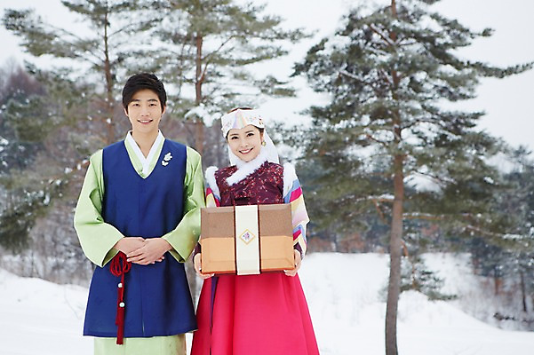 포토 JPG 주간 나무 식물 한국전통 커플 계절 여자 명절 남자 커플라이프 겨울 선물 서기 웃음 들기 사람 동양인 상반신 20대 성인 야외 두명 선물상자 상자 한국인 눈 전통의상 한복 청년만 국내포토 자연요소 전통 라이프스타일 기념일 관계 모션 날씨 한국 표정 인종 청년 성인만 파일형식
