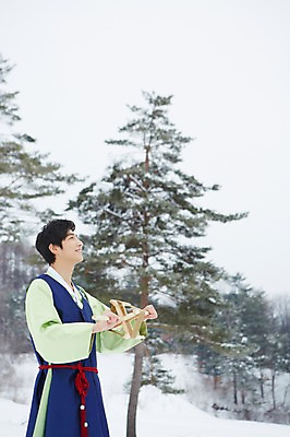 포토 JPG 주간 나무 식물 한국전통 계절 명절 남자 겨울 놀이 한명 서기 웃음 들기 사람 동양인 상반신 20대 성인 야외 옆모습 전통놀이 한국인 눈 전통의상 한복 연날리기 실타래 청년만 청년남자만 청년남자한명만 성인남자한명만 국내포토 자연요소 1 전통 기념일 뷰포인트 모션 날씨 한국 표정 인종 청년 남자만 남자한명만 성인남자만 성인만 파일형식