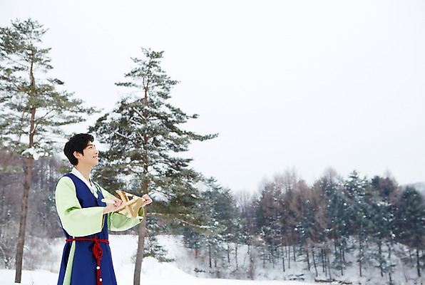 포토 JPG 주간 나무 식물 한국전통 계절 명절 남자 겨울 놀이 한명 서기 웃음 들기 사람 동양인 상반신 20대 성인 야외 옆모습 전통놀이 한국인 눈 전통의상 한복 연날리기 실타래 청년만 청년남자만 청년남자한명만 성인남자한명만 국내포토 자연요소 1 전통 기념일 뷰포인트 모션 날씨 한국 표정 인종 청년 남자만 남자한명만 성인남자만 성인만 파일형식