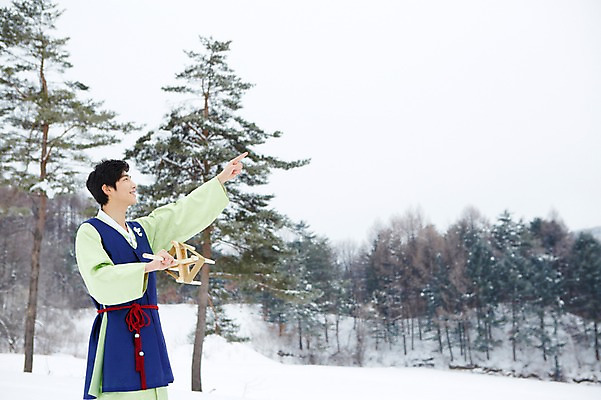 포토 JPG 주간 나무 식물 한국전통 계절 명절 남자 겨울 놀이 한명 서기 웃음 들기 사람 동양인 상반신 20대 성인 야외 옆모습 전통놀이 한국인 눈 가리킴 전통의상 한복 연날리기 실타래 청년만 청년남자만 청년남자한명만 성인남자한명만 국내포토 자연요소 1 전통 기념일 뷰포인트 모션 날씨 한국 표정 인종 손짓 청년 남자만 남자한명만 성인남자만 성인만 파일형식