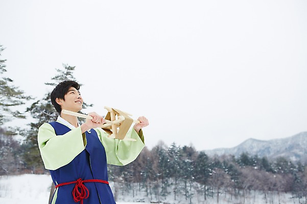 포토 JPG 주간 나무 식물 한국전통 계절 명절 남자 겨울 놀이 한명 서기 웃음 들기 사람 동양인 상반신 20대 성인 야외 전통놀이 한국인 눈 전통의상 한복 연날리기 실타래 청년만 청년남자만 청년남자한명만 성인남자한명만 국내포토 자연요소 1 전통 기념일 모션 날씨 한국 표정 인종 청년 남자만 남자한명만 성인남자만 성인만 파일형식