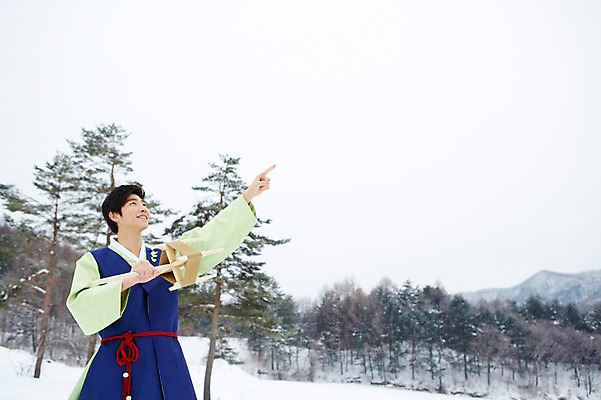 포토 JPG 주간 나무 식물 한국전통 계절 명절 남자 겨울 놀이 한명 서기 웃음 들기 사람 동양인 상반신 20대 성인 야외 옆모습 전통놀이 한국인 눈 가리킴 전통의상 한복 연날리기 실타래 청년만 청년남자만 청년남자한명만 성인남자한명만 국내포토 자연요소 1 전통 기념일 뷰포인트 모션 날씨 한국 표정 인종 손짓 청년 남자만 남자한명만 성인남자만 성인만 파일형식