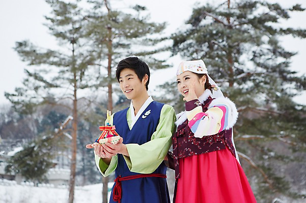 포토 JPG 주간 나무 식물 한국전통 커플 계절 여자 명절 남자 커플라이프 겨울 전통소품 서기 들기 사람 동양인 손짓 상반신 20대 성인 야외 두명 장식 외침 한국인 눈 전통의상 한복 복조리 청년만 국내포토 자연요소 전통 라이프스타일 기념일 관계 모션 날씨 한국 인종 청년 소리 오브젝트 성인만 파일형식