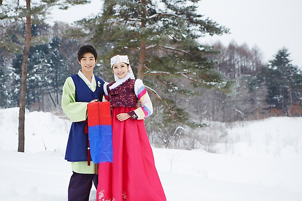 포토 JPG 주간 나무 식물 한국전통 커플 계절 여자 명절 남자 커플라이프 겨울 전통소품 서기 웃음 들기 사람 동양인 상반신 20대 성인 야외 두명 한국인 눈 전통의상 한복 청사초롱 청년만 국내포토 자연요소 전통 라이프스타일 기념일 관계 모션 날씨 한국 표정 인종 청년 오브젝트 초롱 성인만 파일형식