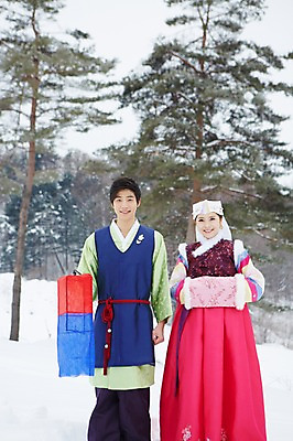 포토 JPG 주간 나무 식물 한국전통 커플 계절 여자 명절 남자 커플라이프 겨울 조명 전통소품 서기 웃음 들기 사람 동양인 상반신 20대 성인 야외 두명 한국인 눈 전통의상 한복 청사초롱 청년만 국내포토 자연요소 전통 라이프스타일 기념일 관계 모션 날씨 한국 표정 인종 청년 오브젝트 초롱 성인만 파일형식