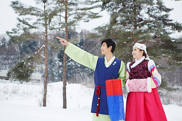 포토 JPG 주간 나무 식물 한국전통 커플 응시 계절 여자 명절 남자 커플라이프 겨울 조명 전통소품 서기 들기 사람 동양인 상반신 20대 성인 야외 두명 한국인 눈 가리킴 전통의상 한복 청사초롱 청년만 국내포토 자연요소 전통 라이프스타일 시선 기념일 관계 모션 날씨 한국 인종 손짓 청년 오브젝트 초롱 성인만 파일형식