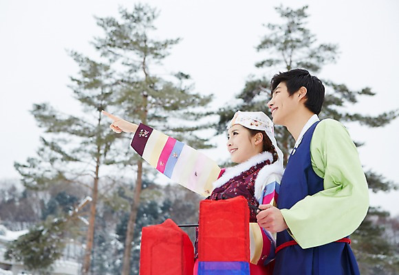 포토 JPG 주간 나무 식물 한국전통 커플 응시 계절 여자 명절 남자 커플라이프 겨울 조명 전통소품 서기 웃음 들기 사람 동양인 상반신 20대 성인 야외 두명 한국인 눈 가리킴 전통의상 한복 청사초롱 청년만 국내포토 자연요소 전통 라이프스타일 시선 기념일 관계 모션 날씨 한국 표정 인종 손짓 청년 오브젝트 초롱 성인만 파일형식