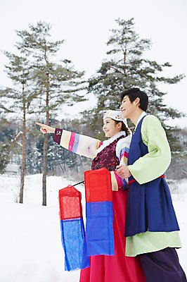 포토 JPG 주간 나무 식물 한국전통 커플 응시 계절 여자 명절 남자 커플라이프 겨울 조명 전통소품 서기 웃음 들기 사람 동양인 상반신 20대 성인 야외 두명 한국인 눈 가리킴 전통의상 한복 청사초롱 청년만 국내포토 자연요소 전통 라이프스타일 시선 기념일 관계 모션 날씨 한국 표정 인종 손짓 청년 오브젝트 초롱 성인만 파일형식
