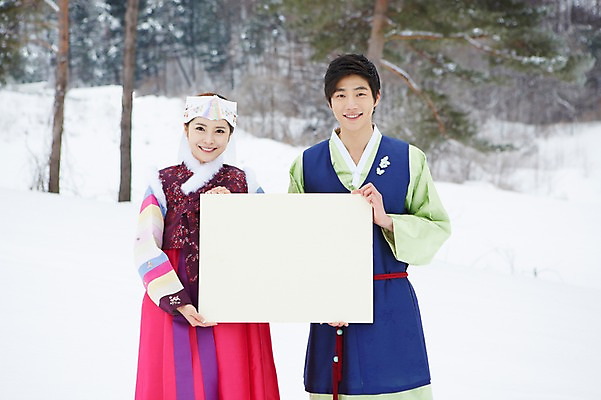 포토 JPG 주간 나무 식물 한국전통 커플 계절 여자 명절 남자 종이 커플라이프 겨울 안내 프레임 서기 웃음 들기 사람 동양인 상반신 20대 성인 야외 두명 한국인 눈 전통의상 한복 알림 청년만 국내포토 자연요소 전통 라이프스타일 기념일 관계 모션 날씨 한국 표정 인종 청년 성인만 파일형식