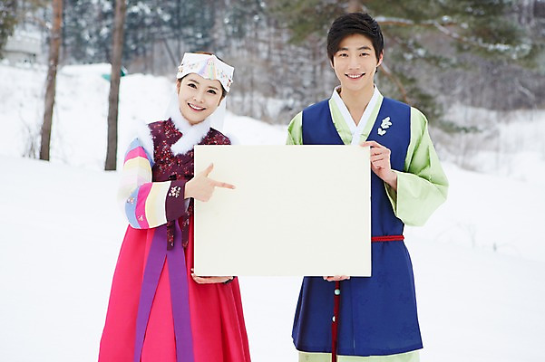 포토 JPG 주간 나무 식물 한국전통 커플 계절 여자 명절 남자 종이 커플라이프 겨울 안내 프레임 서기 웃음 들기 사람 동양인 손짓 상반신 20대 성인 야외 두명 한국인 눈 가리킴 전통의상 한복 알림 청년만 국내포토 자연요소 전통 라이프스타일 기념일 관계 모션 날씨 한국 표정 인종 청년 성인만 파일형식