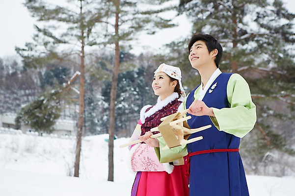 포토 JPG 주간 나무 식물 한국전통 커플 응시 계절 여자 명절 남자 커플라이프 겨울 놀이 서기 웃음 들기 사람 동양인 상반신 20대 성인 야외 두명 전통놀이 한국인 눈 전통의상 한복 연날리기 실타래 청년만 국내포토 자연요소 전통 라이프스타일 시선 기념일 관계 모션 날씨 한국 표정 인종 청년 성인만 파일형식