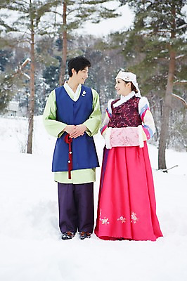 포토 JPG 주간 전신 나무 식물 한국전통 커플 응시 계절 여자 명절 남자 커플라이프 겨울 서기 웃음 사람 동양인 20대 성인 야외 두명 한국인 눈 전통의상 한복 손모으기 청년만 국내포토 자연요소 전통 라이프스타일 시선 기념일 관계 모션 날씨 한국 표정 인종 손짓 청년 성인만 파일형식