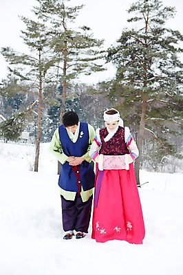 포토 JPG 주간 전신 나무 식물 한국전통 커플 계절 여자 명절 남자 커플라이프 겨울 고개숙이기 서기 사람 동양인 20대 성인 야외 두명 한국인 새해인사 눈 예절 인사 전통의상 한복 손모으기 청년만 국내포토 자연요소 전통 라이프스타일 기념일 관계 모션 날씨 새해 한국 숙이기 인종 손짓 청년 성인만 파일형식