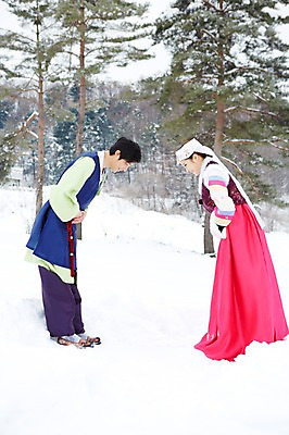 포토 JPG 주간 전신 나무 식물 한국전통 커플 계절 여자 명절 남자 커플라이프 겨울 고개숙이기 서기 사람 동양인 20대 성인 야외 두명 마주보기 한국인 새해인사 눈 예절 인사 전통의상 한복 손모으기 청년만 국내포토 자연요소 전통 라이프스타일 기념일 관계 모션 날씨 새해 한국 숙이기 인종 손짓 청년 성인만 파일형식
