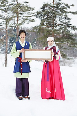 포토 JPG 주간 전신 나무 식물 한국전통 커플 계절 여자 명절 남자 종이 커플라이프 겨울 안내 프레임 서기 웃음 들기 사람 동양인 20대 성인 야외 두명 한국인 눈 전통의상 한복 두루마리 알림 청년만 국내포토 자연요소 전통 라이프스타일 기념일 관계 모션 날씨 한국 표정 인종 청년 성인만 파일형식
