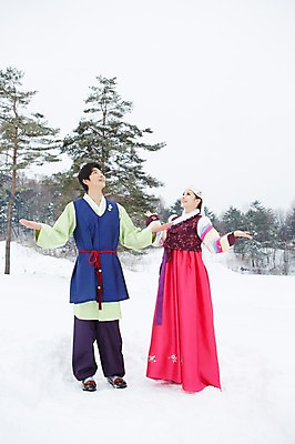 포토 JPG 주간 전신 나무 식물 한국전통 커플 계절 여자 명절 남자 커플라이프 겨울 서기 사람 동양인 손짓 20대 성인 야외 두명 손들기 한국인 눈 전통의상 한복 청년만 국내포토 자연요소 전통 라이프스타일 기념일 관계 모션 날씨 한국 인종 청년 성인만 파일형식