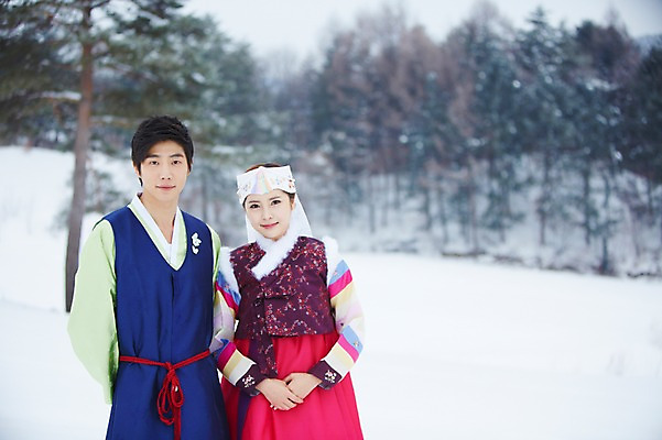 포토 JPG 주간 나무 식물 한국전통 커플 계절 여자 명절 남자 커플라이프 겨울 서기 사람 동양인 상반신 20대 성인 야외 두명 아웃포커스 한국인 눈 전통의상 한복 청년만 국내포토 자연요소 전통 라이프스타일 기념일 관계 모션 날씨 한국 촬영기법 인종 청년 성인만 파일형식