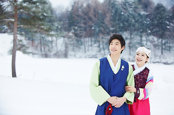 포토 JPG 주간 나무 식물 한국전통 커플 계절 여자 명절 남자 커플라이프 겨울 서기 웃음 사람 동양인 손짓 상반신 20대 성인 야외 두명 아웃포커스 팔짱 한국인 눈 전통의상 한복 청년만 국내포토 자연요소 전통 라이프스타일 기념일 관계 모션 날씨 한국 촬영기법 표정 인종 청년 성인만 파일형식