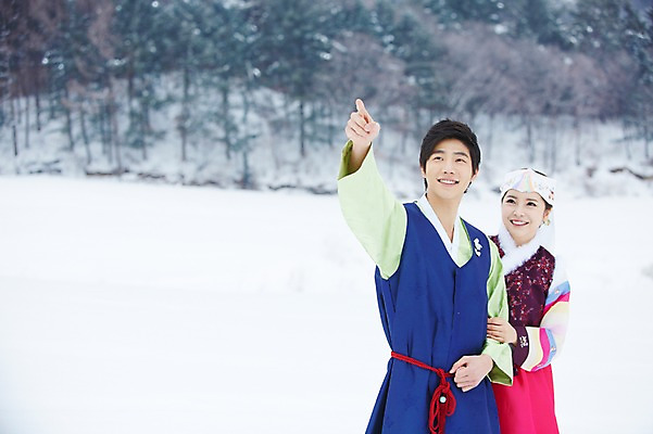 포토 JPG 주간 나무 식물 한국전통 커플 응시 계절 여자 명절 남자 커플라이프 겨울 서기 사람 동양인 손짓 상반신 20대 성인 야외 두명 아웃포커스 팔짱 한국인 눈 가리킴 전통의상 한복 청년만 국내포토 자연요소 전통 라이프스타일 시선 기념일 관계 모션 날씨 한국 촬영기법 인종 청년 성인만 파일형식