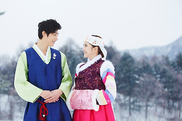 포토 JPG 주간 나무 식물 한국전통 커플 응시 계절 여자 명절 남자 커플라이프 겨울 서기 웃음 사람 동양인 상반신 20대 성인 야외 두명 아웃포커스 한국인 눈 전통의상 한복 손모으기 청년만 국내포토 자연요소 전통 라이프스타일 시선 기념일 관계 모션 날씨 한국 촬영기법 표정 인종 손짓 청년 성인만 파일형식