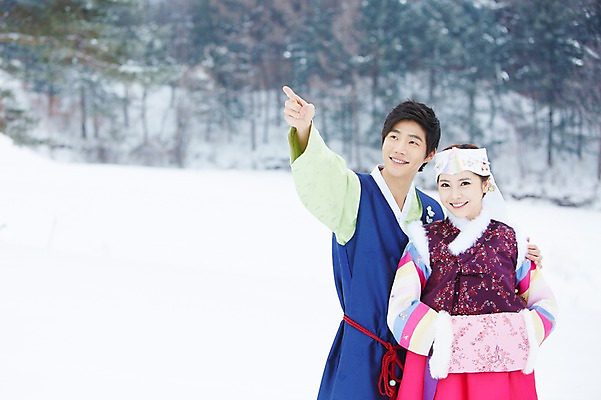 포토 JPG 주간 나무 식물 한국전통 커플 응시 계절 여자 명절 남자 커플라이프 겨울 어깨동무 서기 웃음 사람 동양인 손짓 상반신 20대 성인 야외 두명 아웃포커스 한국인 눈 가리킴 전통의상 한복 청년만 국내포토 자연요소 전통 라이프스타일 시선 기념일 포즈 관계 모션 날씨 한국 촬영기법 표정 인종 청년 성인만 파일형식