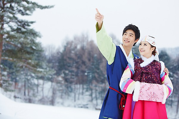 포토 JPG 주간 나무 식물 한국전통 커플 응시 계절 여자 명절 남자 커플라이프 겨울 어깨동무 서기 웃음 사람 동양인 손짓 상반신 20대 성인 야외 두명 아웃포커스 한국인 눈 가리킴 전통의상 한복 청년만 국내포토 자연요소 전통 라이프스타일 시선 기념일 포즈 관계 모션 날씨 한국 촬영기법 표정 인종 청년 성인만 파일형식