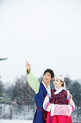 포토 JPG 주간 나무 식물 한국전통 커플 응시 계절 여자 명절 남자 커플라이프 겨울 어깨동무 서기 웃음 사람 동양인 손짓 상반신 20대 성인 야외 두명 아웃포커스 한국인 눈 가리킴 전통의상 한복 청년만 국내포토 자연요소 전통 라이프스타일 시선 기념일 포즈 관계 모션 날씨 한국 촬영기법 표정 인종 청년 성인만 파일형식