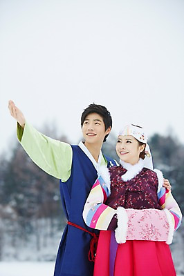 포토 JPG 주간 나무 식물 한국전통 커플 응시 계절 여자 명절 남자 커플라이프 겨울 어깨동무 서기 웃음 사람 동양인 손짓 상반신 20대 성인 야외 두명 아웃포커스 손들기 한국인 눈 가리킴 전통의상 한복 청년만 국내포토 자연요소 전통 라이프스타일 시선 기념일 포즈 관계 모션 날씨 한국 촬영기법 표정 인종 청년 성인만 파일형식