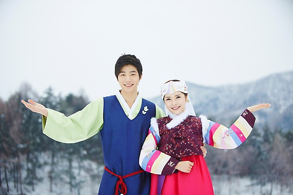 포토 JPG 주간 나무 식물 한국전통 커플 계절 여자 명절 남자 커플라이프 겨울 안내 서기 웃음 사람 동양인 상반신 20대 성인 야외 두명 아웃포커스 손들기 한국인 눈 전통의상 한복 청년만 국내포토 자연요소 전통 라이프스타일 기념일 관계 모션 날씨 한국 촬영기법 표정 인종 청년 성인만 파일형식