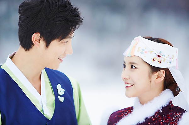 포토 JPG 주간 나무 식물 한국전통 커플 계절 여자 명절 남자 커플라이프 겨울 서기 웃음 사람 동양인 상반신 20대 성인 야외 두명 아웃포커스 마주보기 한국인 눈 전통의상 한복 청년만 국내포토 자연요소 전통 라이프스타일 기념일 관계 모션 날씨 한국 촬영기법 표정 인종 청년 성인만 파일형식