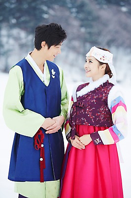 포토 JPG 주간 나무 식물 한국전통 커플 응시 계절 여자 명절 남자 커플라이프 겨울 서기 웃음 사람 동양인 상반신 20대 성인 야외 두명 아웃포커스 한국인 눈 전통의상 한복 청년만 국내포토 자연요소 전통 라이프스타일 시선 기념일 관계 모션 날씨 한국 촬영기법 표정 인종 청년 성인만 파일형식
