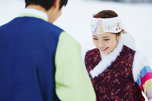 포토 JPG 주간 한국전통 커플 계절 여자 명절 남자 커플라이프 겨울 서기 웃음 사람 동양인 상반신 20대 성인 야외 두명 뒷모습 아웃포커스 마주보기 한국인 눈 전통의상 한복 청년만 국내포토 자연요소 전통 라이프스타일 기념일 뷰포인트 관계 모션 날씨 한국 촬영기법 표정 인종 청년 성인만 파일형식