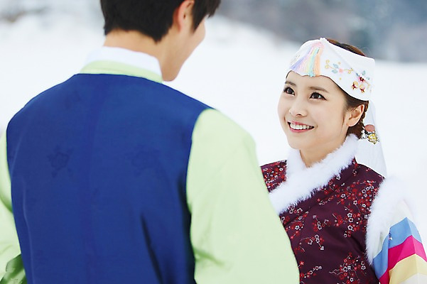 포토 JPG 주간 나무 식물 한국전통 커플 계절 여자 명절 남자 커플라이프 겨울 서기 웃음 사람 동양인 상반신 20대 성인 야외 두명 뒷모습 아웃포커스 마주보기 한국인 눈 전통의상 한복 청년만 국내포토 자연요소 전통 라이프스타일 기념일 뷰포인트 관계 모션 날씨 한국 촬영기법 표정 인종 청년 성인만 파일형식