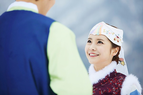 포토 JPG 주간 한국전통 커플 응시 계절 여자 명절 남자 커플라이프 겨울 서기 웃음 사람 동양인 상반신 20대 성인 야외 두명 뒷모습 아웃포커스 한국인 전통의상 한복 청년만 국내포토 자연요소 전통 라이프스타일 시선 기념일 뷰포인트 관계 모션 한국 촬영기법 표정 인종 청년 성인만 파일형식