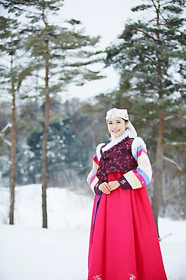 포토 JPG 주간 나무 식물 한국전통 계절 여자 명절 겨울 한명 서기 웃음 사람 동양인 상반신 20대 성인 야외 아웃포커스 한국인 눈 예절 전통의상 한복 손모으기 청년만 청년여자만 청년여자한명만 성인여자한명만 국내포토 자연요소 1 전통 기념일 모션 날씨 한국 촬영기법 표정 인종 손짓 청년 여자만 여자한명만 성인여자만 성인만 파일형식