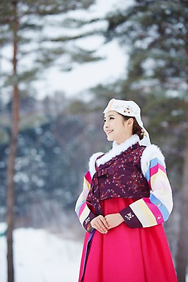 포토 JPG 주간 나무 식물 한국전통 응시 계절 여자 명절 겨울 한명 서기 웃음 사람 동양인 상반신 20대 성인 야외 아웃포커스 한국인 눈 전통의상 한복 청년만 청년여자만 청년여자한명만 성인여자한명만 국내포토 자연요소 1 전통 시선 기념일 모션 날씨 한국 촬영기법 표정 인종 청년 여자만 여자한명만 성인여자만 성인만 파일형식