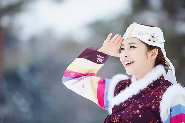 포토 JPG 주간 나무 식물 한국전통 응시 계절 여자 명절 겨울 한명 서기 웃음 사람 동양인 손짓 상반신 20대 성인 야외 아웃포커스 손들기 한국인 전통의상 한복 청년만 청년여자만 청년여자한명만 성인여자한명만 국내포토 자연요소 1 전통 시선 기념일 모션 한국 촬영기법 표정 인종 청년 여자만 여자한명만 성인여자만 성인만 파일형식