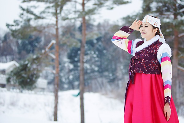 포토 JPG 주간 나무 식물 한국전통 응시 계절 여자 명절 겨울 한명 서기 웃음 사람 동양인 손짓 상반신 20대 성인 야외 아웃포커스 손들기 한국인 눈 전통의상 한복 청년만 청년여자만 청년여자한명만 성인여자한명만 국내포토 자연요소 1 전통 시선 기념일 모션 날씨 한국 촬영기법 표정 인종 청년 여자만 여자한명만 성인여자만 성인만 파일형식