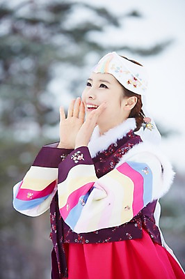 포토 JPG 주간 나무 식물 한국전통 응시 계절 여자 명절 겨울 한명 서기 웃음 사람 동양인 손짓 상반신 20대 성인 야외 아웃포커스 외침 한국인 전통의상 한복 청년만 청년여자만 청년여자한명만 성인여자한명만 국내포토 자연요소 1 전통 시선 기념일 모션 한국 촬영기법 표정 인종 청년 소리 여자만 여자한명만 성인여자만 성인만 파일형식