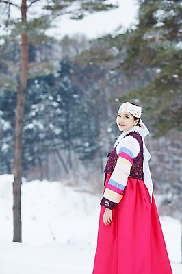 포토 JPG 주간 나무 식물 한국전통 응시 계절 여자 명절 겨울 한명 서기 웃음 사람 동양인 상반신 성인 야외 옆모습 아웃포커스 한국인 눈 전통의상 한복 국내포토 자연요소 1 전통 시선 기념일 뷰포인트 모션 날씨 한국 촬영기법 표정 인종 파일형식