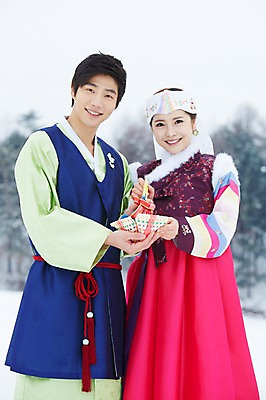 포토 JPG 주간 나무 식물 한국전통 커플 계절 여자 명절 남자 커플라이프 겨울 전통소품 서기 웃음 들기 사람 동양인 상반신 20대 성인 야외 두명 아웃포커스 한국인 눈 전통의상 한복 복조리 청년만 국내포토 자연요소 전통 라이프스타일 기념일 관계 모션 날씨 한국 촬영기법 표정 인종 청년 오브젝트 성인만 파일형식