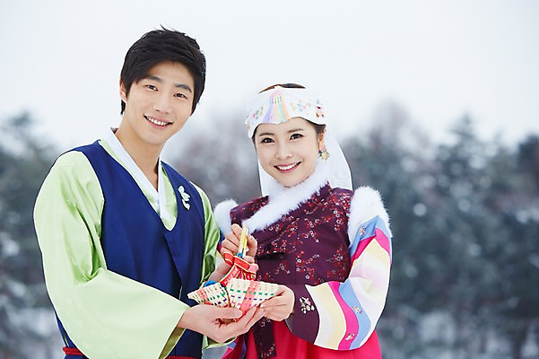 포토 JPG 주간 나무 식물 한국전통 커플 계절 여자 명절 남자 커플라이프 겨울 전통소품 서기 웃음 들기 사람 동양인 상반신 20대 성인 야외 두명 아웃포커스 한국인 눈 전통의상 한복 복조리 청년만 국내포토 자연요소 전통 라이프스타일 기념일 관계 모션 날씨 한국 촬영기법 표정 인종 청년 오브젝트 성인만 파일형식