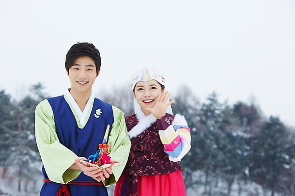 포토 JPG 주간 나무 식물 한국전통 커플 계절 여자 명절 남자 커플라이프 겨울 전통소품 서기 웃음 들기 사람 동양인 상반신 20대 성인 야외 두명 아웃포커스 한국인 눈 전통의상 한복 복조리 청년만 국내포토 자연요소 전통 라이프스타일 기념일 관계 모션 날씨 한국 촬영기법 표정 인종 청년 오브젝트 성인만 파일형식