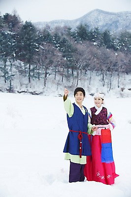 포토 JPG 주간 전신 나무 식물 한국전통 커플 응시 계절 여자 명절 남자 커플라이프 겨울 조명 전통소품 서기 웃음 들기 사람 동양인 20대 성인 야외 두명 아웃포커스 한국인 눈 가리킴 전통의상 한복 청사초롱 청년만 국내포토 자연요소 전통 라이프스타일 시선 기념일 관계 모션 날씨 한국 촬영기법 표정 인종 손짓 청년 오브젝트 초롱 성인만 파일형식