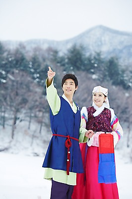 포토 JPG 주간 나무 식물 한국전통 커플 응시 계절 여자 명절 남자 커플라이프 겨울 조명 전통소품 서기 웃음 들기 사람 동양인 상반신 20대 성인 야외 두명 아웃포커스 한국인 눈 가리킴 전통의상 한복 청사초롱 청년만 국내포토 자연요소 전통 라이프스타일 시선 기념일 관계 모션 날씨 한국 촬영기법 표정 인종 손짓 청년 오브젝트 초롱 성인만 파일형식