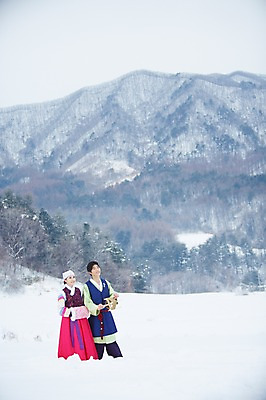포토 JPG 주간 나무 식물 한국전통 커플 응시 계절 여자 명절 남자 커플라이프 겨울 놀이 서기 웃음 들기 사람 동양인 상반신 20대 성인 야외 두명 아웃포커스 전통놀이 한국인 눈 전통의상 한복 연날리기 실타래 청년만 국내포토 자연요소 전통 라이프스타일 시선 기념일 관계 모션 날씨 한국 촬영기법 표정 인종 청년 성인만 파일형식