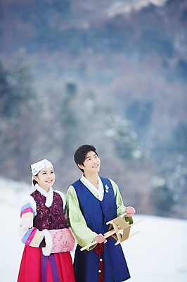 포토 JPG 주간 나무 식물 한국전통 커플 응시 계절 여자 명절 남자 커플라이프 겨울 놀이 서기 웃음 들기 사람 동양인 상반신 20대 성인 야외 두명 아웃포커스 전통놀이 한국인 눈 전통의상 한복 연날리기 실타래 청년만 국내포토 자연요소 전통 라이프스타일 시선 기념일 관계 모션 날씨 한국 촬영기법 표정 인종 청년 성인만 파일형식