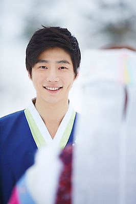 포토 JPG 주간 나무 식물 한국전통 커플 계절 여자 명절 남자 커플라이프 겨울 서기 웃음 사람 동양인 상반신 20대 성인 야외 두명 뒷모습 아웃포커스 한국인 전통의상 한복 청년만 국내포토 자연요소 전통 라이프스타일 기념일 뷰포인트 관계 모션 한국 촬영기법 표정 인종 청년 성인만 파일형식